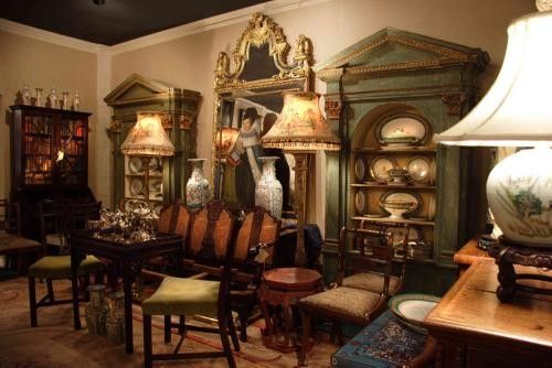 With 20 years experience in the Antiques & collectables trade you can 