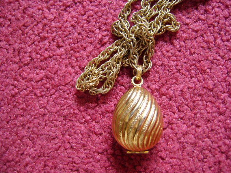 VINTAGE OLD PERFUME COMPACT LOCKET NECKLACE & CHAIN  