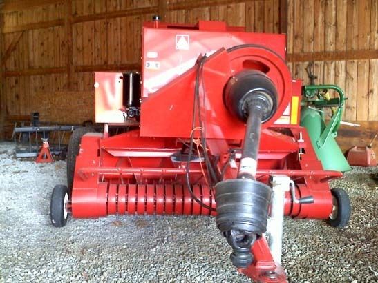   New Idea 7205 Rectangular Baler   Bale Thrower, Hydraulic Bale Tension