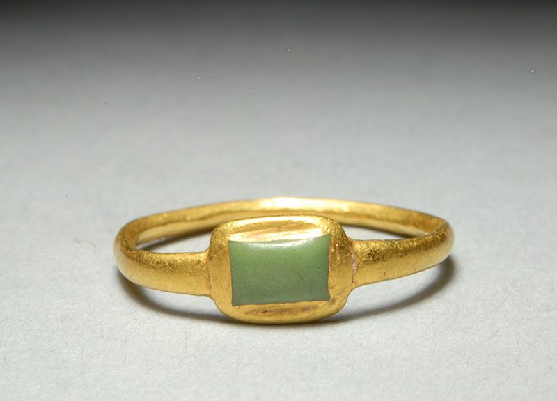 An attractive Medieval gold ring, dating to approximately the 13th 