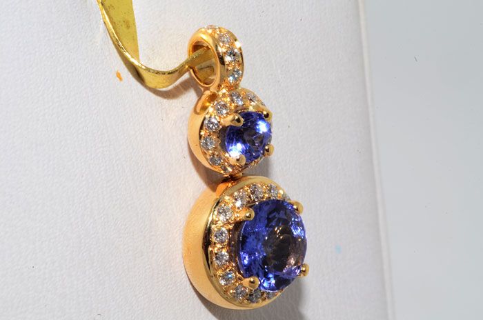   37CT TANZANITE & DIAMOND CLUSTER PENDANT VS 18K YELLOW GOLD  