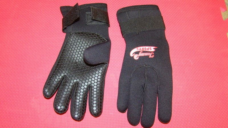 BLACK 5MM DIVE HD GLOVES, SCUBA , SURFING, SNORLKING  