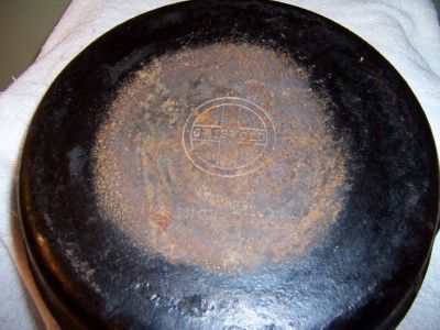 Vintage Griswold 11 1/4 cast iron skillet and lid. In good condition 