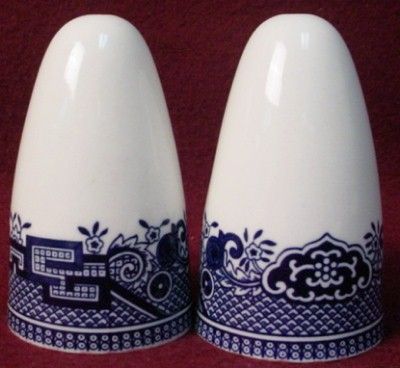 CHURCHILL china BLUE WILLOW pattern SALT & PEPPER SHAKER Set  