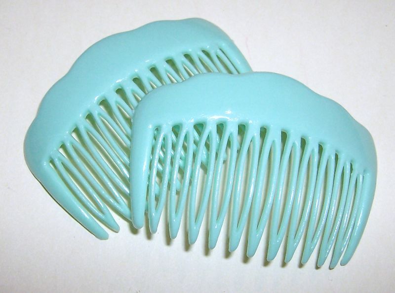 LOT / SET OF 2 VINTAGE HAIR COMBS   GREEN   3 X 2  